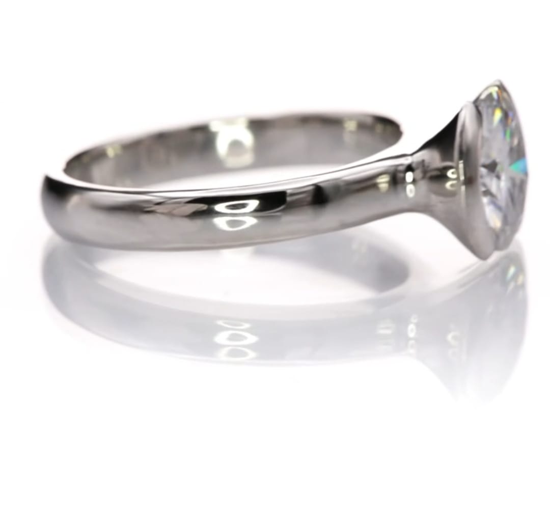 Side profile view of the elevated half-bezel head holding a 2 CT round lab grown diamond.