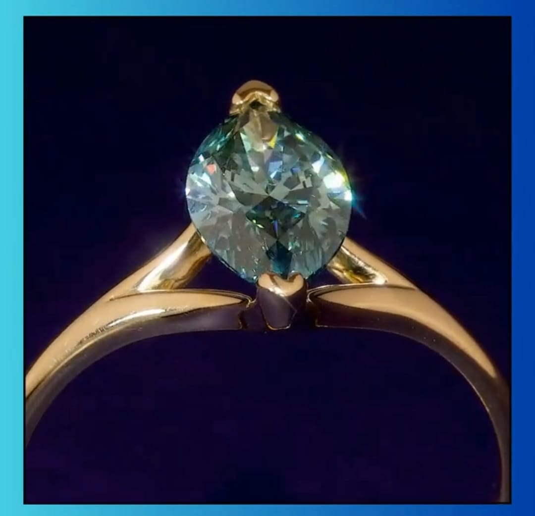 front-prong-detail-of-3-carat-green-marquise-gemstone-ring