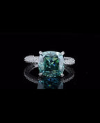 front-facing-view-of-vibrant-green-cushion-cut-moissanite-diamond-ring