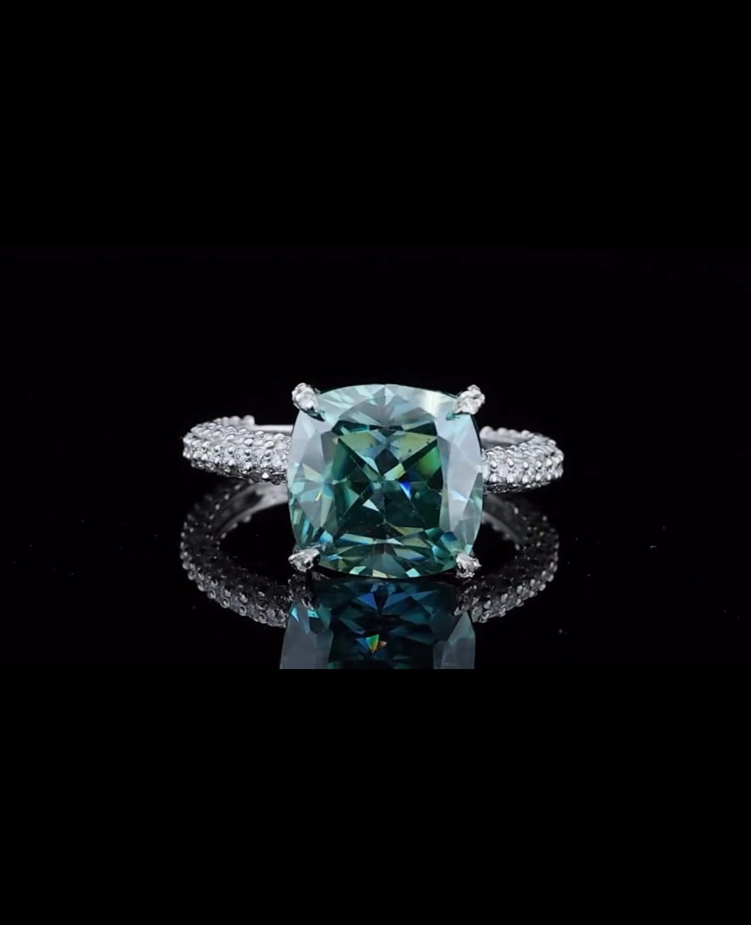 front-facing-view-of-vibrant-green-cushion-cut-moissanite-diamond-ring