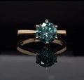 Brilliant sparkling table facet of a 3 CT green round gemstone ring